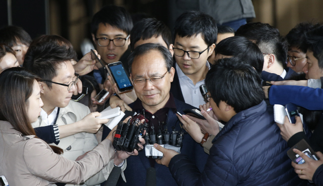 성완종 전 경남기업 회장이 3일 오전 서울 서초동 서울중앙지검에 출석하며 취재진의 질문을 받고 있다.
김봉규 기자 bong9@hani.co.kr