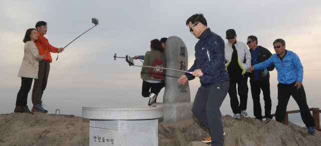 [포토에세이] 정상에 선 셀카봉