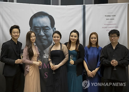  2015 통영국제음악제 개막일인 4일 통영국제음악당 콘서트홀에서 박성용 금호아시아나그룹 명예회장의 10주기를 기리는 추모공연 ‘금호아시아나 솔로이스츠’ 연주회가 열렸다. 고인은 2002~2005년 통영국제음악제 이사장을 지냈다. 왼쪽부터 금호 영재 음악가 출신인 바이올리니스트 김재영, 첼리스트 이정란·김민지, 비올리스트 이한나, 피아니스트 손열음, 첼리스트 권혁주씨.