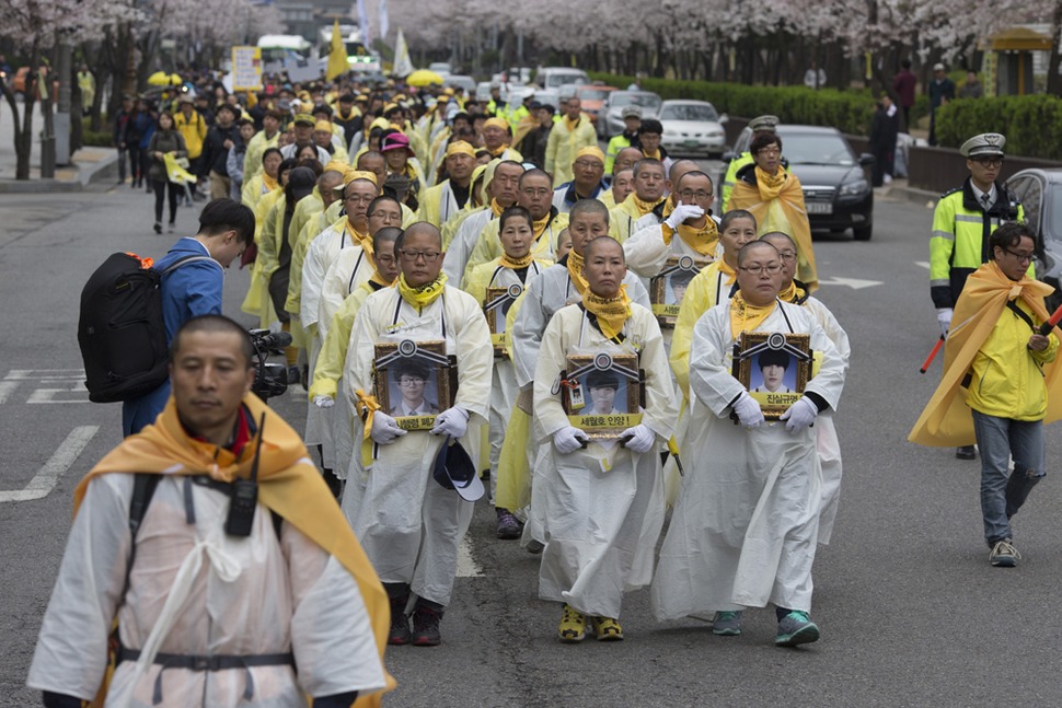 ‘세월호 참사’ 희생자와 실종자 가족 200여명이 5일 오전 서울 구로구 신도림지하차도 인근에서 ‘세월호 온전한 인양 결정 촉구 국민 도보 행진’을 하고 있다. 김성광 기자 flysg2@hani.co.kr