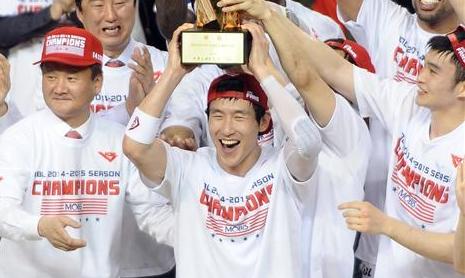 양동근(울산 모비스)이 4일 원주종합체육관에서 열린 2014~2015 프로농구 챔피언결정전에서 원주 동부를 누르고 우승한 뒤 트로피를 들고 기뻐하고 있다.
 한국프로농구연맹 제공