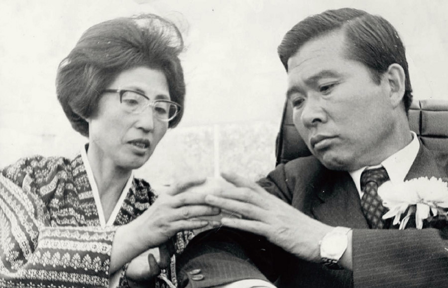 김대중 전 대통령이 1971년 제7대 대통령 선거에 출마 했을 때 유세장에서 음료를 건네고 있는 이희호 이사장