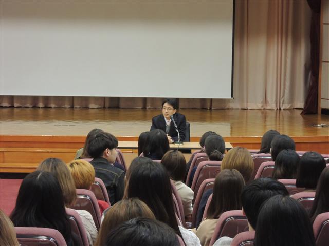 지난 2월20일 서울 종로구 헌법재판소 대강당에서 ‘현대 한국정치의 이해’ 수업에 참여한 학생들이 이황희 헌법연구관의 강의를 듣고 있다.  서울시선관위 제공