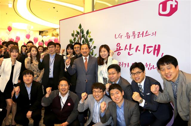 엘지(LG)유플러스가 6일 서울 용산에 새 사옥 문을 열고 본격적인 업무를 시작했다. 용산역 인근인 용산구 한강대로에 자리한 새 사옥은 전체면적 5만 5000여㎡에 지하 7층, 지상 21층 규모의 최첨단 건물로 지상 4층 이상은 업무시설, 지상 3층 이하는 피트니스센터, 어린이집, 도서관 등 지원시설로 꾸며졌다. 이날 오전 이상철 엘지유플러스 부회장과 임직원들이 새 사옥 이전을 자축하고 있다. 
 엘지유플러스 제공