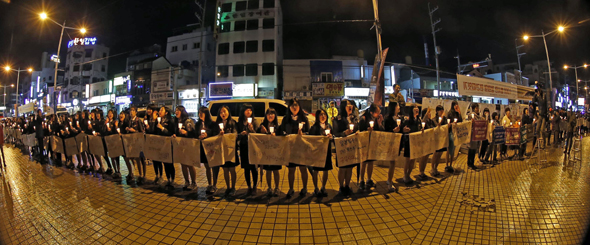 ‘일본군 위안부 문제에 대한 일본 정부의 책임 이행을 촉구하는 인간띠 잇기 행사’에 참가한 경남 통영지역 학생들과 시민 1400여명이 6일 오후 통영시 중앙동 강구안 문화공원에서 각자 쓴 손펼침막과 촛불을 들고 있다. 강구안은 일제강점기 통영, 거제, 고성지역의 일본군 위안부 피해자들이 배를 타고 고국을 떠난 곳이다. 
통영/이종근 기자 <A href="mailto:root2@hani.co.kr">root2@hani.co.kr</A>