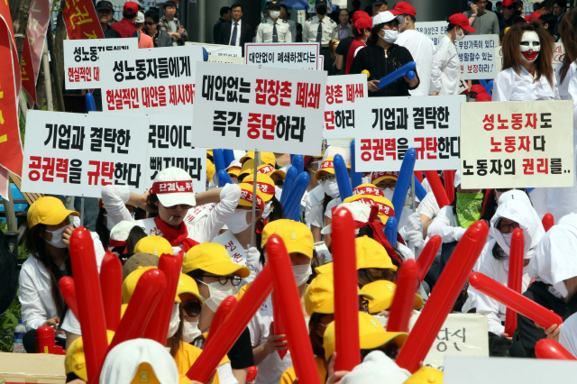 지난 2011년 5월 서울 영등포구 타임스퀘어 앞에서 성매매여성 노동자들이 성매매특별법 개정, 대안 없는 폐쇄 반대. 생존권 보장을 요구하는 집회 및 행진을 벌이고 있다. 김태형 기자 xogud555@hani.co.kr