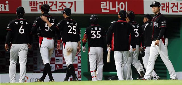 7일 인천 SK행복드림구장에서 열린 프로야구 SK 와이번스와 KT 위즈의 경기에서 2-3으로 패배, 8연패를 기록한 KT 선수들이 경기장을 빠져나가고 있다. 연합뉴스