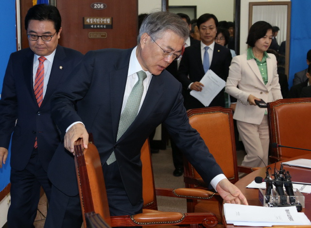 문재인 새정치민주연합 대표(맨 앞)가 8일 오전 국회에서 열린 최고위원회의에 참석하려고 추미애 최고위원(맨 오른쪽) 등 지도부와 함께 회의실에 들어서고 있다. 이정우 선임기자