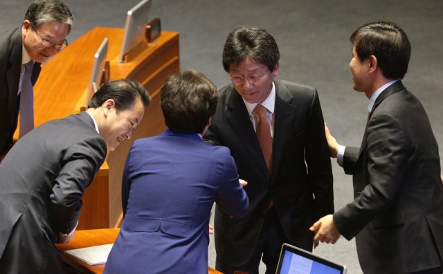 유승민 새누리당 원내대표가 8일 오전 국회 본회의에서 교섭단체 대표연설을 한 뒤 소속 의원들과 악수하고 있다.  이정우 선임기자 woo@hani.co.kr