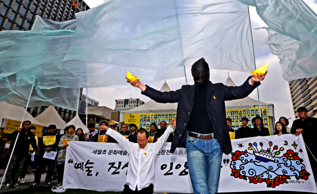  세월호 시행령 폐기 및 진실 규명 촉구 문화예술인 기자회견이 열린 8일 오후 서울 광화문광장에서 연극인들이 행위극 ‘새야새야’를 공연하고 있다.  이정용 선임기자 lee312@hani.co.kr