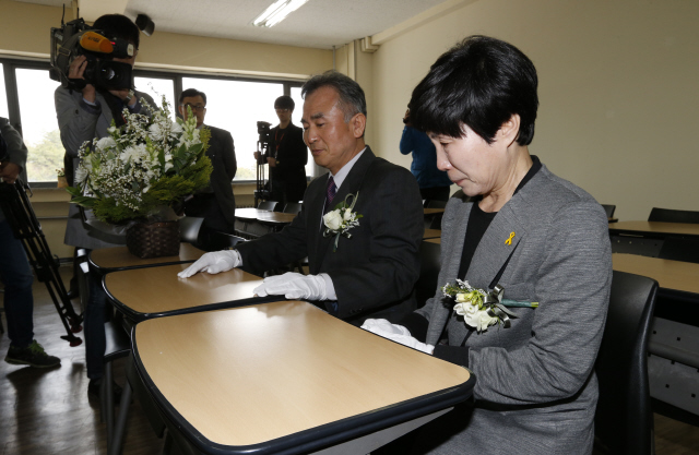 세월호 참사 때 제자들을 구하고 숨진 남윤철 단원고 교사의 아버지 남수현(충청대 교수·왼쪽)·어머니 송경옥(오른쪽)씨가 8일 오전 서울 정릉동 국민대 북악관에서 열린 ‘남윤철 강의실’ 명명식에 참석해 자리에 앉아보고 있다. 남 교사의 모교인 국민대는 고인의 희생정신과 제자 사랑을 기리고자 문과대학 영어영문학과의 강의실인 북악관 708호를 ‘남윤철 강의실’로 지정했다.  이종근 기자 root2@hani.co.kr