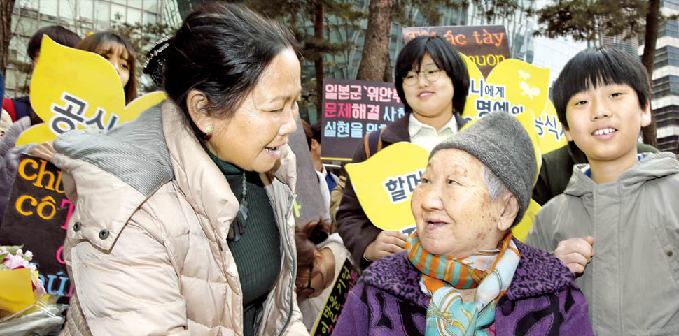 베트남전 당시 한국군에게 가족을 잃고 부상을 당한 응우옌티탄(왼쪽)씨가 8일 서울 종로구 일본대사관 앞에서 열린 ‘일본군 위안부 문제 해결을 위한 정기 수요집회’에 참석해 위안부 피해자 길원옥 할머니와 인사를 나누고 있다. 응우옌티탄씨는 집회에서 “같은 전쟁의 피해자로서 두 할머니의 행동은 정말 옳은 일이라 응원합니다. 그리고 건강하셔야 합니다. 그래야 이루고자 하는 일을 끝까지 하실 수 있습니다”라고 말했다. 강재훈 선임기자 <A href="mailto:khan@hani.co.kr">khan@hani.co.kr</A>