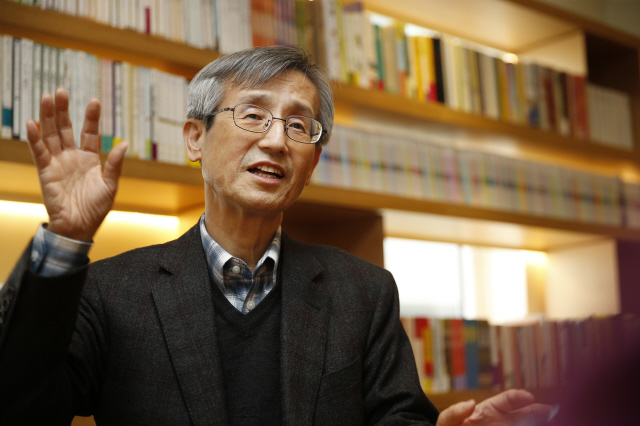 지난 2월 인하대에서 정년퇴직한 최원식 교수는 “가까운 것에서부터 생각한다는 유교의 ‘근사’(近思) 정신이 내 체질에는 맞는 것 같다”며 “민족문학론도 동아시아론도 그렇게 해서 나온 개념들”이라고 말했다.
이정아 기자 leej@hani.co.kr