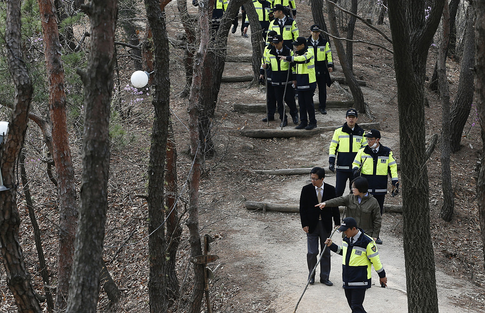 ‘자원외교 비리 혐의’로 사전구속영장이 청구된 성완종 전 경남기업 회장이 9일 유서를 남기고 잠적하자 경찰이 서울 성북구 평창동 일대 야산을 수색하고 있다. 이종근 기자 root2@hani.co.kr