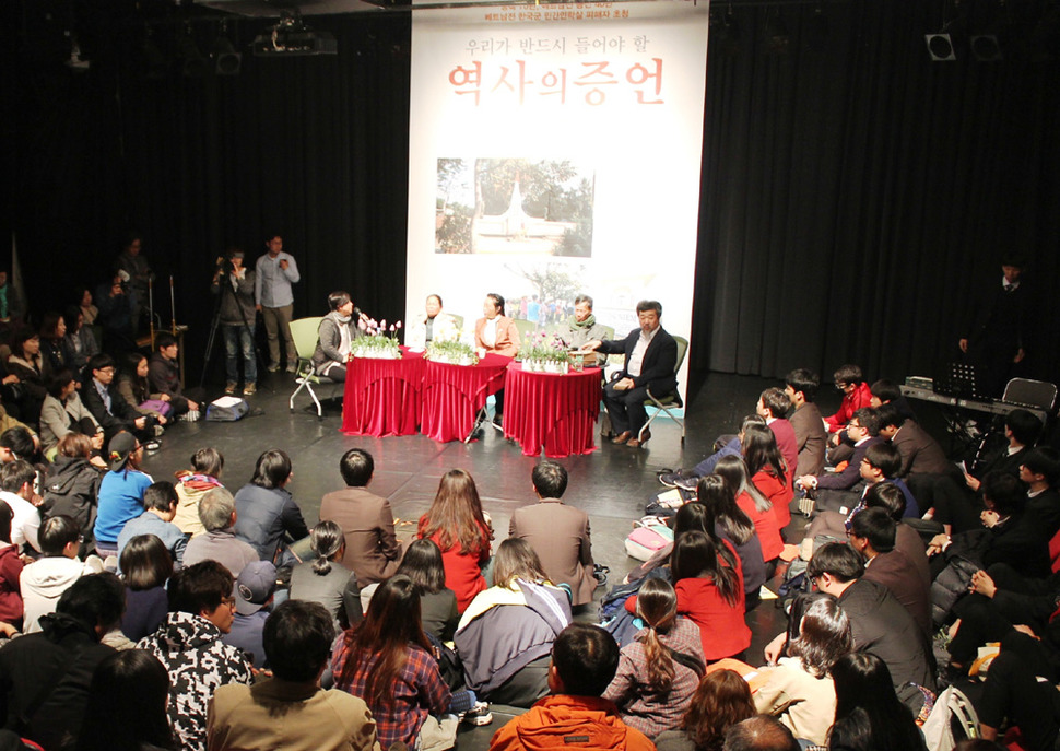 지난 8일 저녁 부산 중구 민주공원 작은방에서 ‘베
트남전 한국군 민간인 학살 피해자들의 역사적 증
언’ 간담회가 열렸다. 이날 110석 규모의 민주공원
작은방에 280여명의 시민이 모였다. 사진 김영동 기자