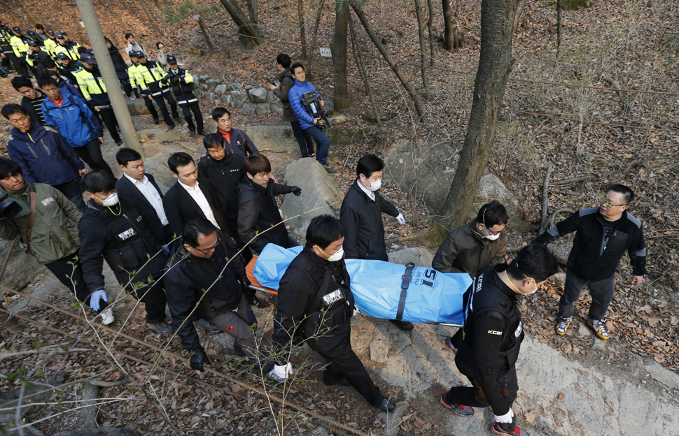 ‘자원외교 비리 혐의’로 사전구속영장이 청구됐다 유서를 남기고 잠전한 뒤 자살한 성완종 전 경남기업 회장의 시신을 9일 오후  경찰이 서울 성북구 평창동 일대 야산에서 발견한 뒤 병원으로 옮기고 있다. 이종근 기자