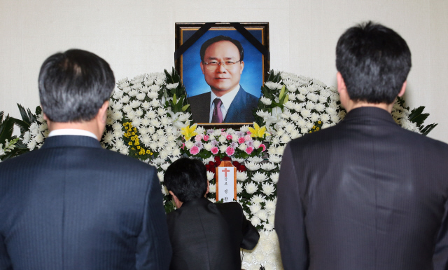 성완종 전 경남기업 회장의 빈소가 차려진 충남 서산시 서산의료원 장례식장에서 10일 오후 조문객들이 분향하고 있다.  서산/이정용 선임기자 lee312@hani.co.kr