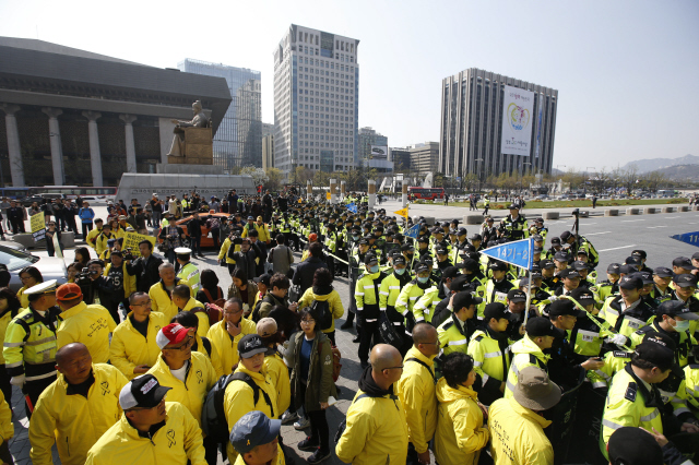 10일 오후 서울 광화문광장에서 이날 오후로 예정돼 있는 이완구 국무총리와의 면담을 위해 종로구 삼청동 국무총리공관까지 걸어서 이동하려던 4·16가족협의회 회원들이 면담에 참가하는 대표자들만 이동할 것을 요구하는 경찰에게 가로막혀 있다. 
김봉규 기자 bong9@hani.co.kr