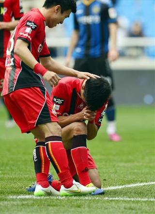 FC서울의 박주영이 12일 인천축구전용경기장에서 열린 인천 유나이티드와의 경기에서 전반 9분 페널티골을 성공시킨 뒤 기도 세리머니를 하고 있다.  김경무 선임기자