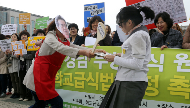 학교급식법 개정과 차별 없는 친환경 의무·무상급식 지키기 범국민연대 회원들이 7일 오전 서울 영등포구 국회 앞에서 경상남도의 무상급식 지원 중단 조처의 원상회복과 차별급식 중단을 촉구하는 행위극을 하고 있다. 
  김경호 선임기자 <A href="mailto:jijae@hani.co.kr">jijae@hani.co.kr</A> 