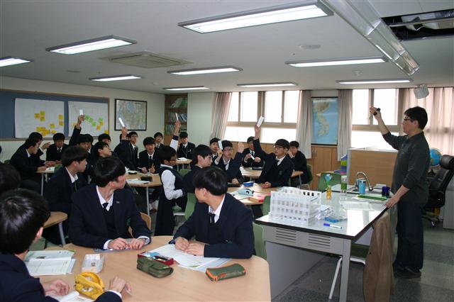 지난 7일 경기도 수원 유신고에서 정경수 교사가 <더불어 사는 민주시민> 교과서로 ‘차이’와 ‘차별’을 구분하는 게임 형식의 토론수업을 하고 있다.