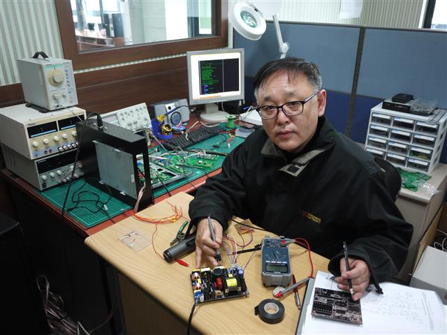 지난 3일 방문한 경기도 안양시 안양동 동광전자 연구소장실은 다양한 개발 및 시험 장비로 가득했다. 강신원 연구소장은 “대부분의 중소기업은 연구소장도 납땜부터 소프트웨어 개발까지 다 해야 한다”고 말했다.