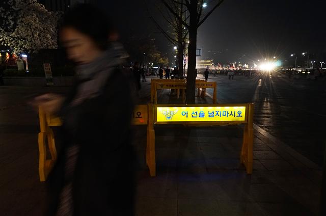 이 나라 사방 여기저기에 ‘선’이 있습니다. 이 ‘선’을 넘으면 법을 어긴 것이라 합니다. 넘어볼까 하면 미리 도로를 점거한 버스산성이 틀어막고 방패와 최루액이 가로막습니다. ‘선’을 넘는다 한들 속시원히 해결될 거라 기대하는 것은 아닙니다. 단지 원하는 것은 ‘왜’에 대한 답일 뿐입니다. 그리고 가슴으로 채워주는 위로와 ‘진실’을 향한 공감, 그것일 뿐입니다. 1년을 돌아 다시 온 4월의 봄은 여전히 시린 겨울입니다. 이제 제발 ‘선’을 거두어 주십시오. 부탁입니다. 임종진/사진가 