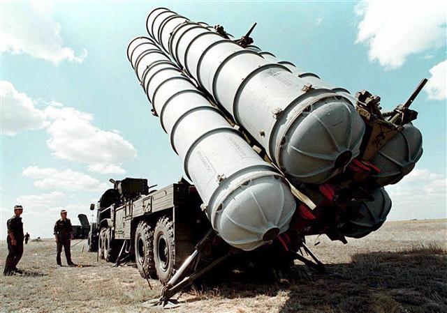 1996년 러시아 군 훈련장에서 공개된 S-300 방공 미사일. 블라디미르 푸틴 러시아 대통령은 13일 S-300의 이란 수출 금지령을 해제하는 대통령령에 서명했다.  EPA 연합뉴스