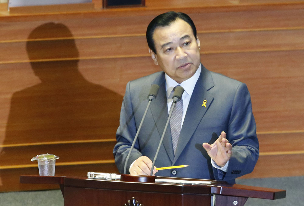 이완구 국무총리가 14일 국회 본회의에서 열린 외교·통일·안보 분야 대정부질문에서 의원들의 질의에 답변하고 있다. 2015.4.14  (서울=연합뉴스)