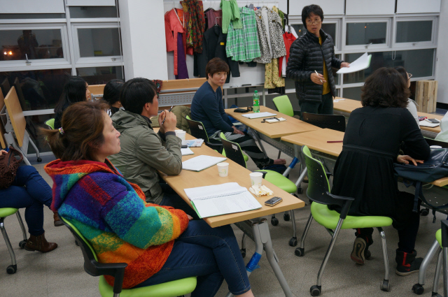 구례 군민극단 ‘마을’의 연출가 이상직씨와 배우들이 연습을 마친 뒤 내용을 되돌아보며 개선점 등을 얘기하고 있다.