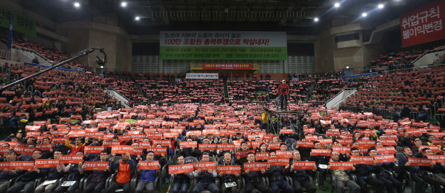 16일 오후 서울 강서구 케이비에스스포츠월드에서 열린 ‘한국노총 전국단위노조대표자대회 및 총력투쟁 출정식’에서 참석자들이 비정규직 차별 반대와 근로조건 개악 저지 등을 요구하는 내용이 적힌 손팻말을 들고 구호를 외치고 있다.
신소영 기자 viator@hani.co.kr