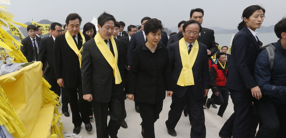 박근혜 대통령이 세월호 참사 1주기인 16일 전남 진도군 팽목항을 방문해 희생자를 추모하는 노란리본 등이 걸린 방파제를 돌아보고 있다. 진도/이정용 기자 lee312@hani.co.kr