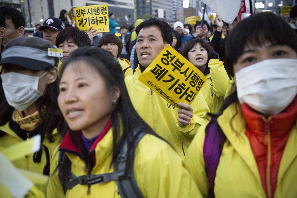 세월호 참사 1주기를 앞두고 ‘기억하라 행동하라 행사 및 정부시행령 폐기 총력행동‘ 문화제가 열린 11일 서울 종로구 광화문광장에서 박성복 군의 아버지 박창국 씨(가운데)와 어머니 권남희 씨(왼쪽 두번째)가 ‘진상규명 가로막는 시행령을 폐지하라, 세월호를 인양하라, 너희들이 범인이다‘라고 구호를 외치며 행진을 하고 있다. 김성광 기자 flysg2@hani.co.kr