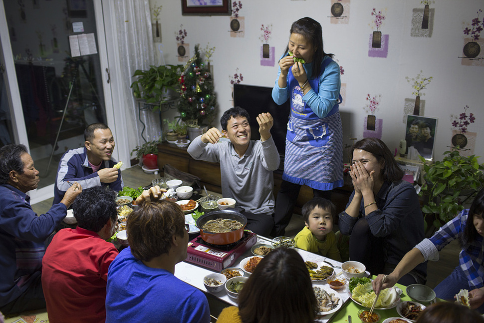 권남희 씨가 2014년 12월 6일 저녁 경기도 안산 집에서 고 박성복 군의 할아버지 팔순잔치 상을 차리던 중 남편 박창국 씨가 준 고기쌈을 먹고 있다. 안산/김성광 기자 flysg2@hani.co.kr