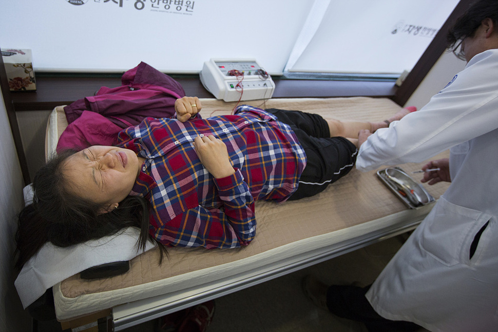 권남희 씨가 1일 오후 경기도 안산시 한 한방병원에서 무릎 부위 관절염 치료를 받으며 고통스러워하고 있다.권 씨는 1년 동안 잦은 집회와 서명운동, 도보행진 등에 참가하면서 무릎 상태가 악화됐다고 말했다. 안산/김성광 기자 flysg2@hani.co.kr