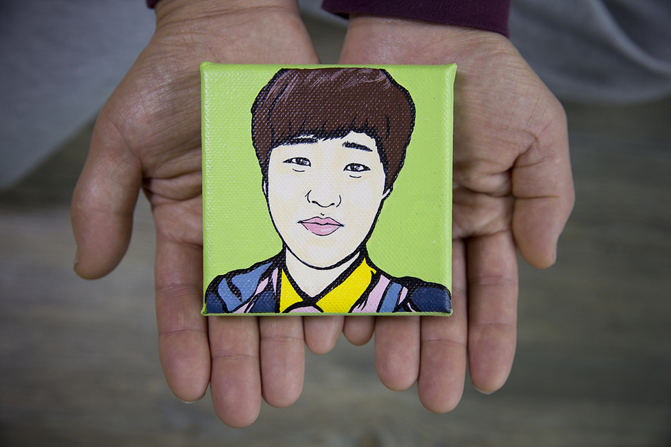 박성복 군의 아버지 박창국 씨가 2014년 11월 21일 경기도 안산 집에서 박 군이 다니던 단원고등학교 미술교과 교사가 그린 아들 초상화를 보여주고 있다. 안산/김성광 기자 flysg2@hani.co.kr