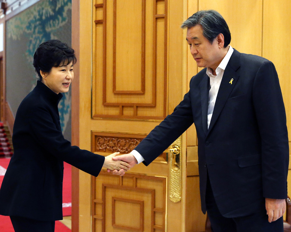 박근혜 대통령이 16일 오후 청와대에서 김무성 새누리당 대표와 회동을 갖기 전 인사를 나누고 있다. 사진 청와대 제공