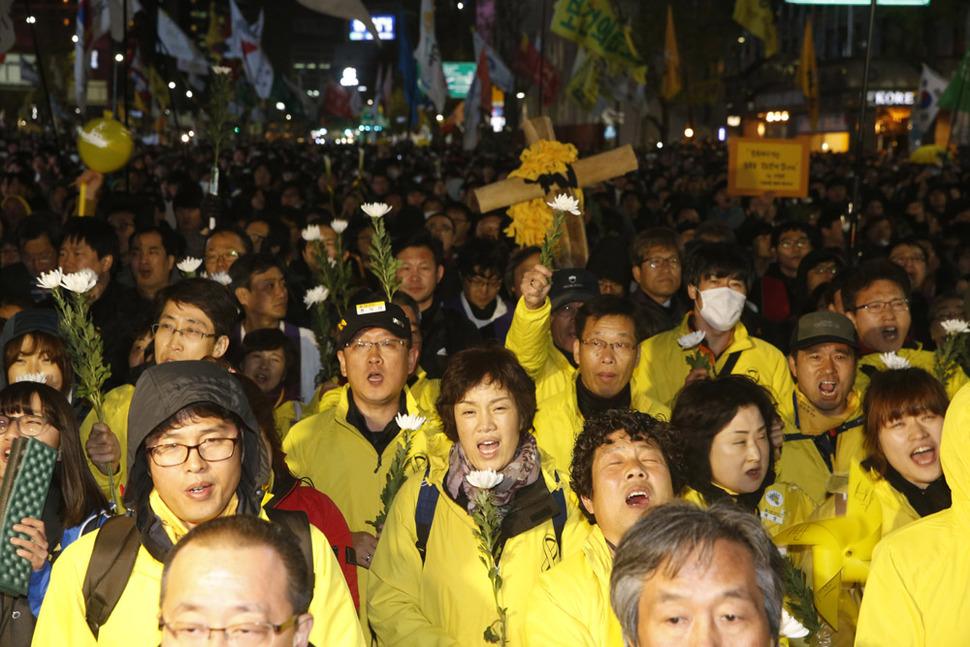 세월호 참사 1주기인 16일 저녁 서울시청 앞 서울광장에서 ‘4·16 약속의 밤’ 범국민 추모제를 마친 유가족과 시민들이 광화문광장에 마련된 분향소로 헌화하러 가기 위해 나서고 있다. 이정아 기자 leej@hani.co.kr