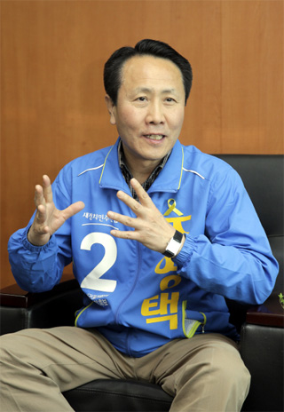 조영택 새정치민주연합 후보자를 지난 15일 오후 3시 광주 서구 풍암동 선거대책사무소에서 만났다. 그는 ‘김대중 정신’을 강조했다. 강재훈 선임기자 khan@hani.co.kr
