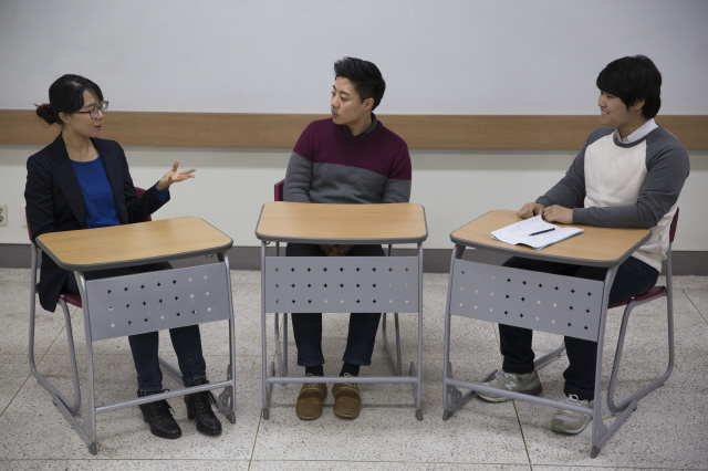 중·고교 시기를 독일에서 보낸 문윤영(왼쪽부터)씨와 미국에서 지낸 장태수씨, 한국에서 경험한 송유현씨가 14일 오후 서울 관악구 서울대학교 국제대학원 강의실에서 만나 각자가 겪은 노동인권과 관련한 학교 교육의 현실에 대해 이야기를 나누고 있다.  김성광 기자 flysg2@hani.co.kr