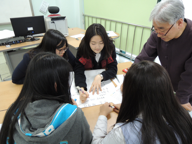 3월27일 하인호(맨 오른쪽) 인천비즈니스고 교사와 이 학교 학생들이 함께 고깃집 채용 광고를 보며 근로계약서를 쓰고 있다. 수업 뒤 진행한 설문조사에서 ‘친구한테 추천하고 싶냐’는 질문에, 참여 학생 25명 모두가 “그렇다”고 답했다.