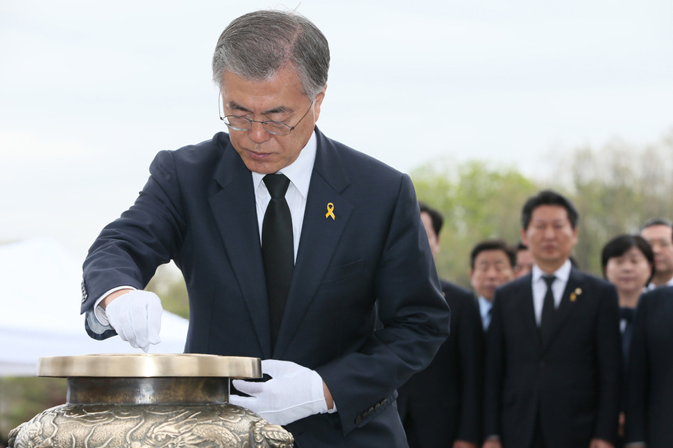 문재인 새정치민주연합 대표가 19일 서울 강북구 수유리 ‘국립 4·19 민주묘지’에서 ‘제55주년 4·19혁명 기념일’을 맞아 참배·분향하고 있다. 2015.4.19 연합뉴스