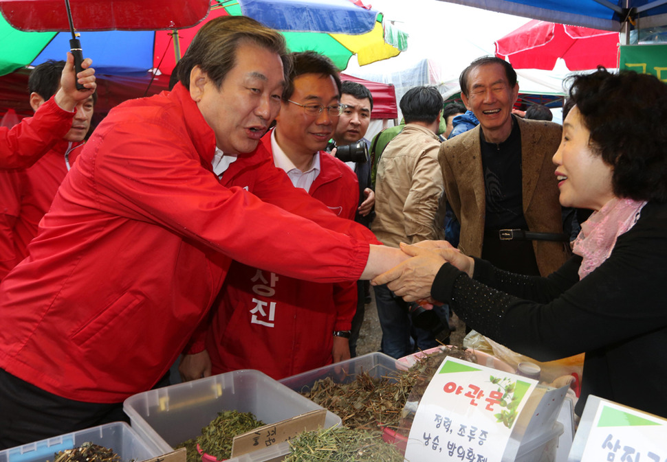 김무성 새누리당 대표가 19일 오후 경기 성남시 중원구 모란시장에서 신상진 후보와 함께 지지를 호소하고 있다. 성남/이정우 선임기자 woo@hani.co.kr