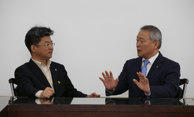 변성호 전국교직원노동조합(전교조) 위원장(왼쪽)과 안양옥 한국교원단체총연합회(한국교총) 회장이 6일 오전 서울 마포구 공덕동 한겨레신문사에서 만나 국가교육위원회 관련 대담을 하고 있다. 신소영 기자 viator@hani.co.kr