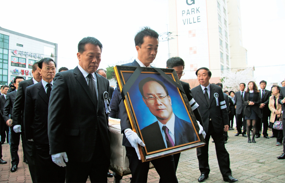 4월13일 오전 성완종 전 경남기업 회장의 주검과 영정이 발인 예배가 이뤄진 충남 서산시 석림동 서산중앙감리교회로 들어서고 있다.  사진/서산시대 제공