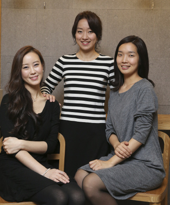 ‘트리오 제이드’는 올 2월 ‘슈베르트 국제 실내악 콩쿠르’ 피아노 트리오 부문에서 1등 없는 3등을 차지했다. 이들은 오는 27일과 29일 수상 기념 정기연주회를 연다. 왼쪽부터 첼리스트 이정란, 피아니스트 이효주, 바이올리니스트 박지윤.  김정효 기자 hyopd@hani.co.kr