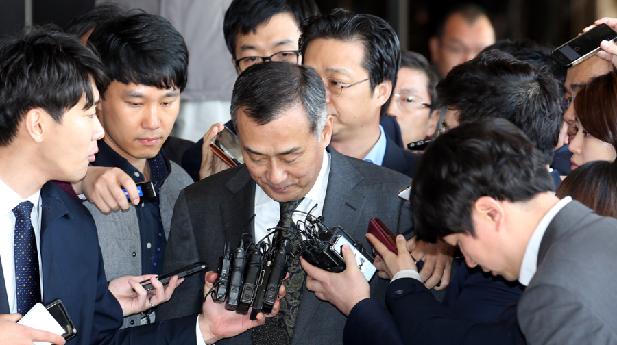 수백억원대 비자금을 조성해 외국 원정도박을 벌였다는 혐의를 받고 있는 장세주 동국제강 회장이 21일 오전 서울 서초동 서울중앙지검에 출석하며 기자들의 질문을 받고 있다. 이정용 선임기자 <A href="mailto:lee312@hani.co.kr">lee312@hani.co.kr</A>