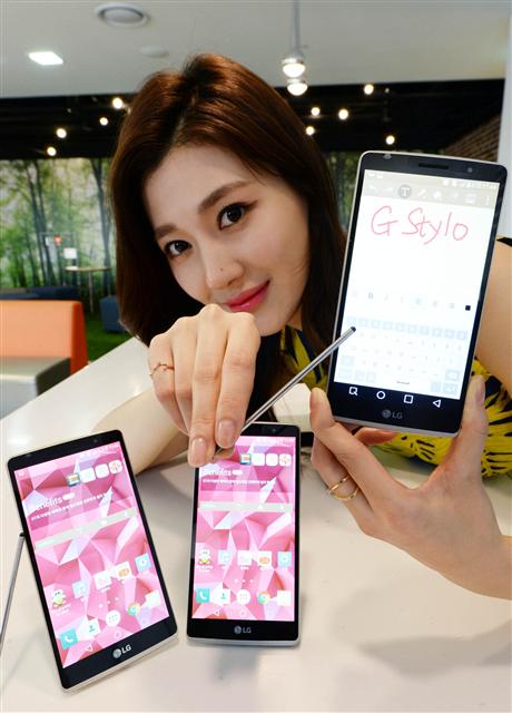 엘지(LG)전자가 50만원대 초반의 보급형 대화면 스마트폰 ‘지(G)스타일로(Stylo)’를 오는 24일 케이티(KT) 전용으로 국내에 출시한다고 22일 밝혔다. 5.5인치 대화면의 ‘지스타일로’는 ‘지3 스타일러스(Stylus)’의 후속 모델로 화면 크기는 0.2인치 더 커졌다. 엘지전자 모델이 서울 영등포구 엘지트윈타워에서 제품을 소개하고 있다.  엘지전자 제공