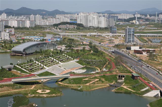 이달 말부터 다음달 초 광주 태전지구, 파주 운정새도시, 고양 일산킨텍스, 수원 권선동에 선보일 대단지 아파트가 올 상반기 수도권 청약시장 기상도를 결정짓는 ‘빅4’로 떠오르고 있다. 수원아이파크 시티 전경. 현대산업개발 제공