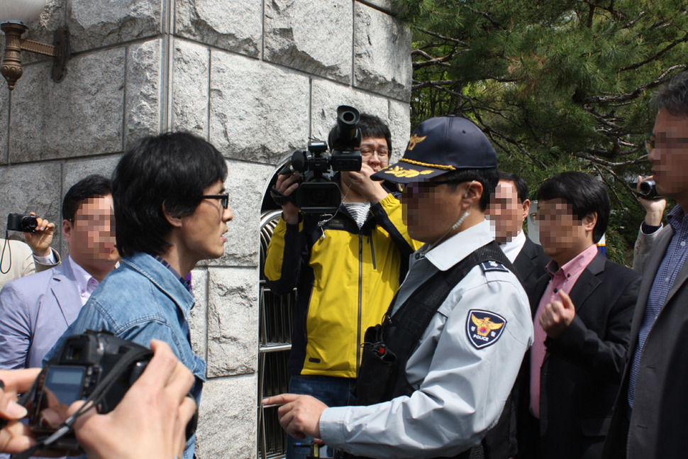 22일 오전 대구지방경찰청 들머리에서 박성수(41)씨(왼쪽)가 경찰에게 개사료를 돌려줄 것을 요구하고 있다. 김일우 기자 cooly@hani.co.kr